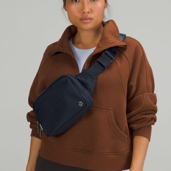 Lululemon Large 2L Everywhere Belt Bag in Black - Picture 5 of 5